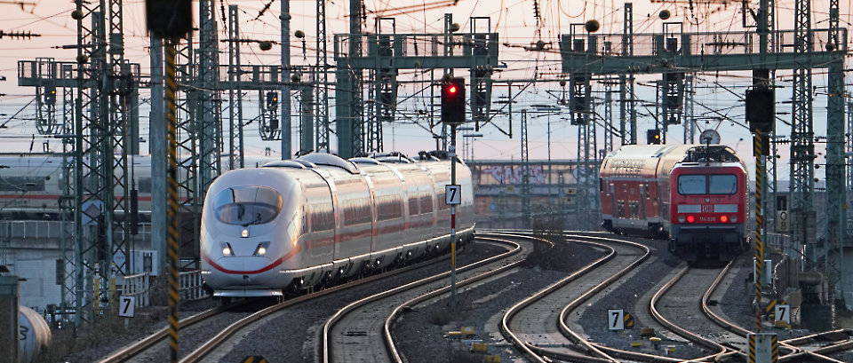 Gleisvorfeld mit Fern- und Regionalzug